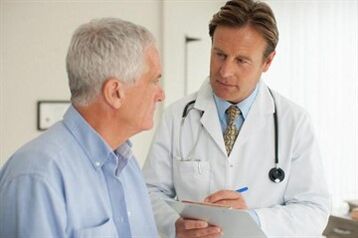 Patient med prostatit vid konsultation med urolog